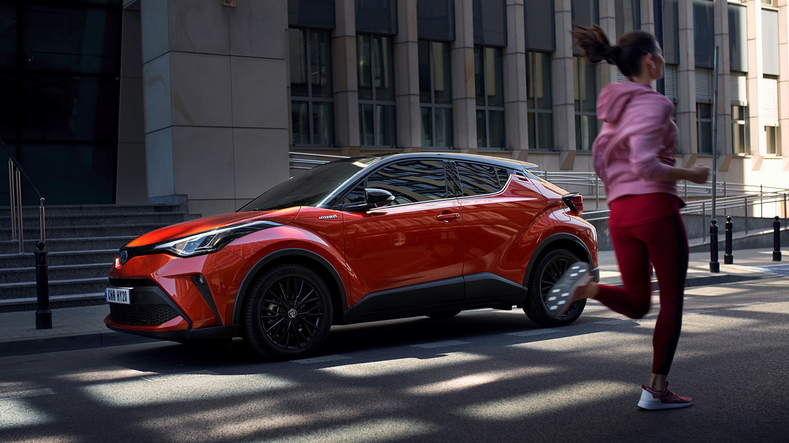 C Hr 2020 Billede Pige Loeber By 1600X900 (1)