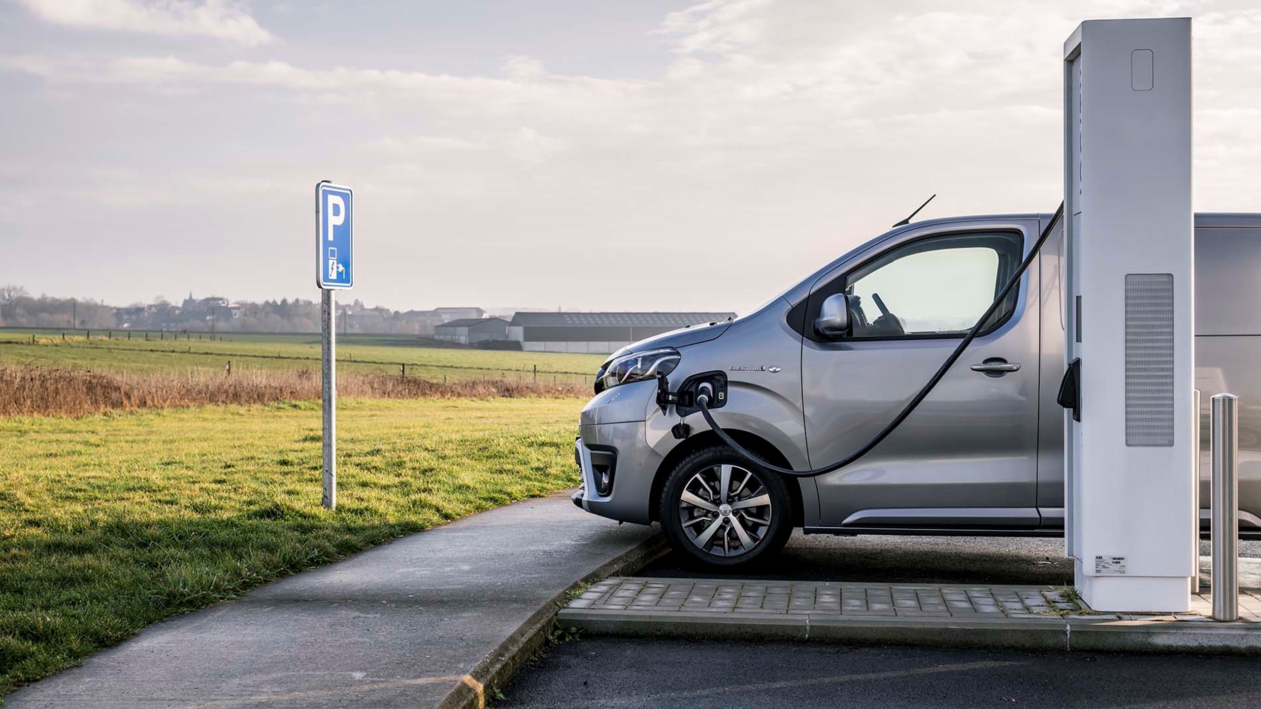 Toyota Proace Electric Side Ladestander 1900X1069