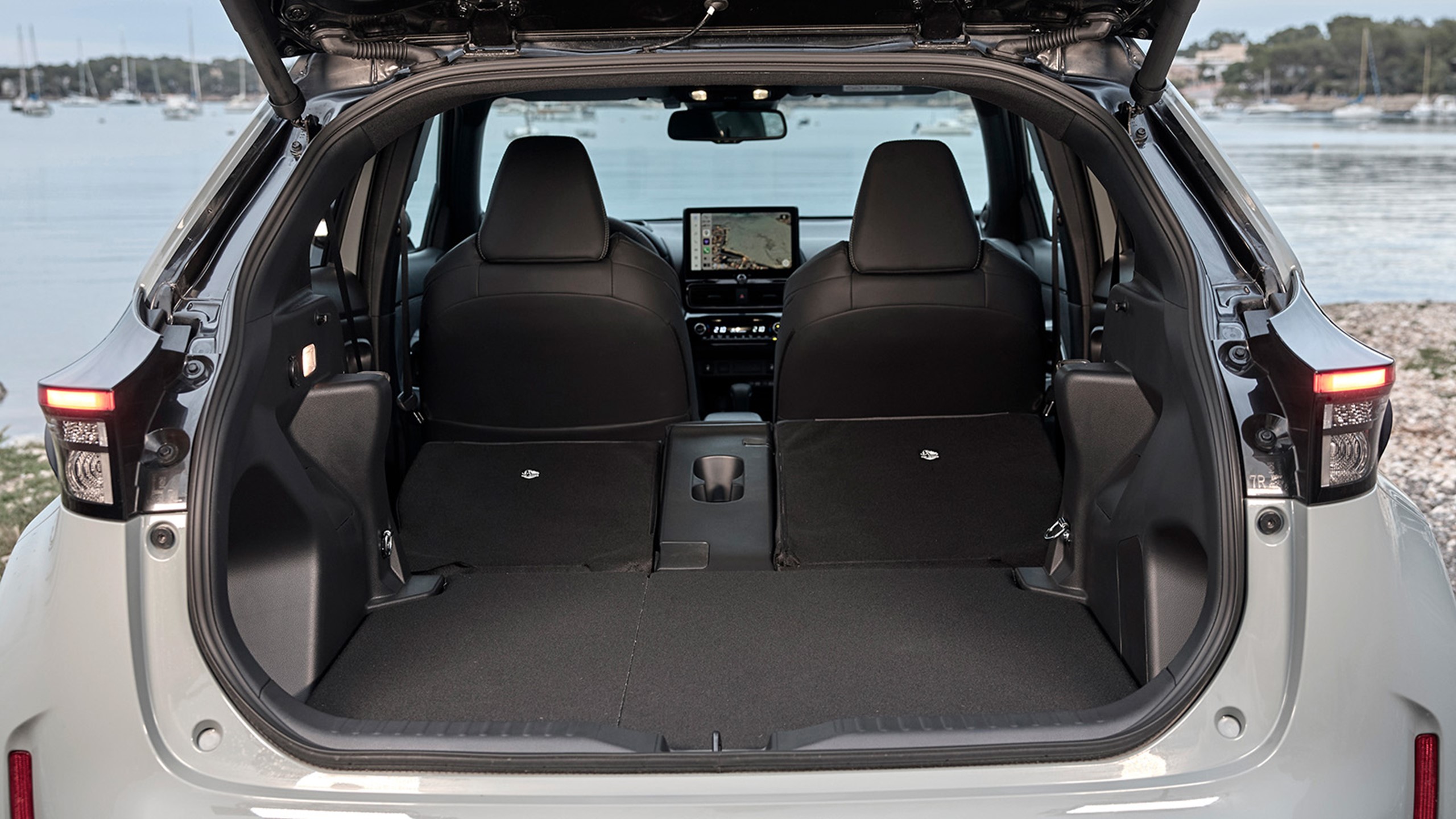 2024-yaris-cross-urban-khaki-dpl-interior13-1600x900.jpg